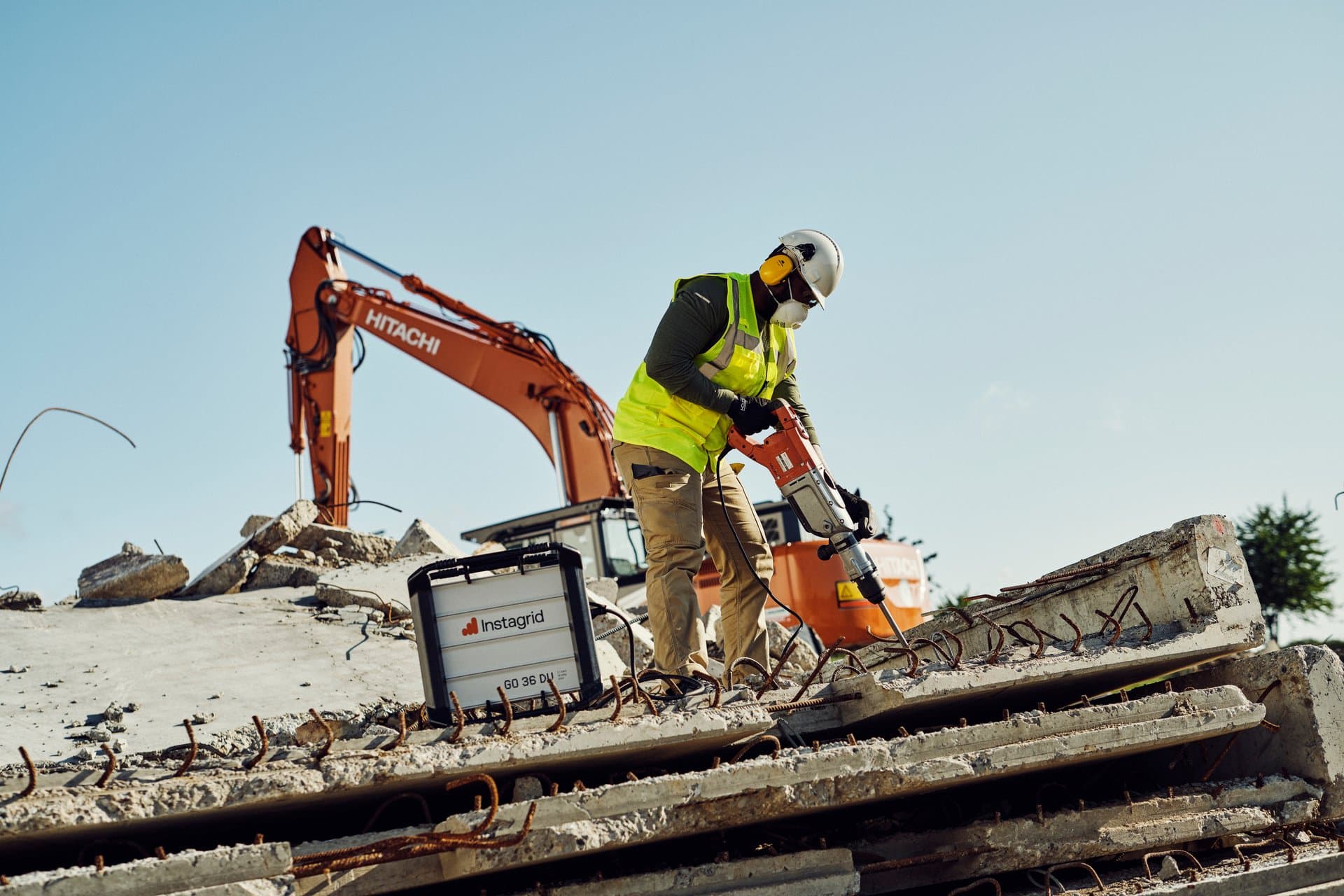 Construction worker using Instagrid