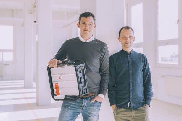 Instagrid Founders Andreas Sedlmayr, Sebastian Berning holding ONE Max